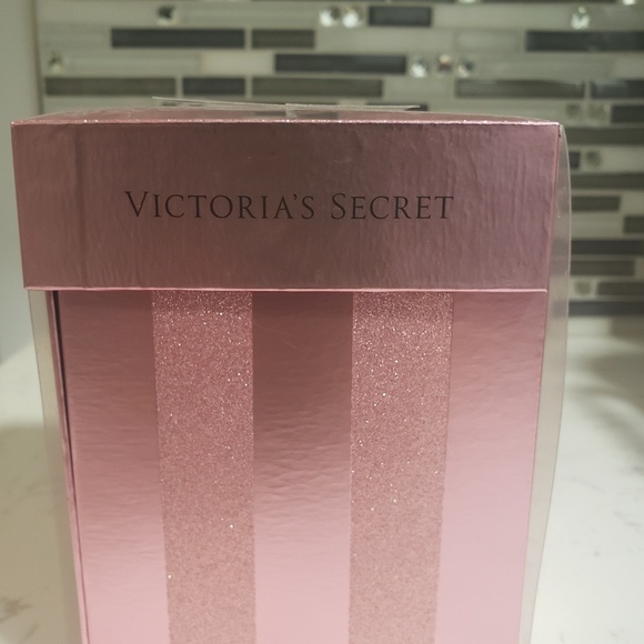 Victoria's Secret 2019 Holiday Snow Globe - Picture 4 of 4